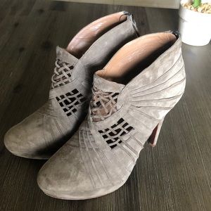 Ellen Tahari tan suede high heels size 10